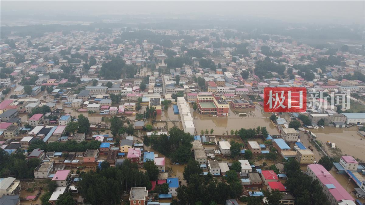 直击涿州洪灾孤岛刁窝村：民房门窗变形无法关闭，部分区域小马力救援艇难以靠近