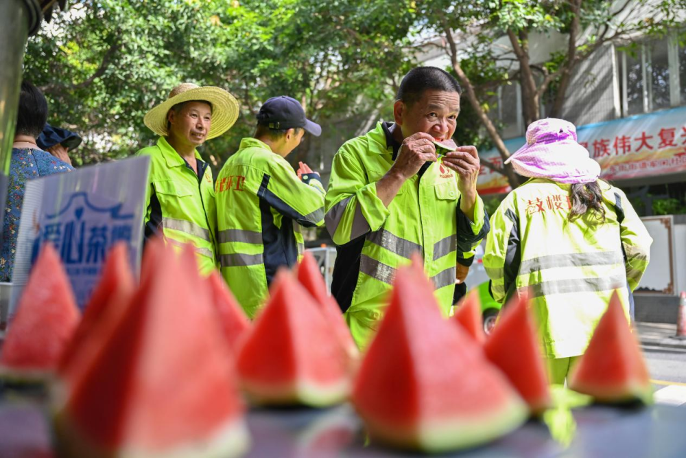 福州：关爱环卫 夏送清凉