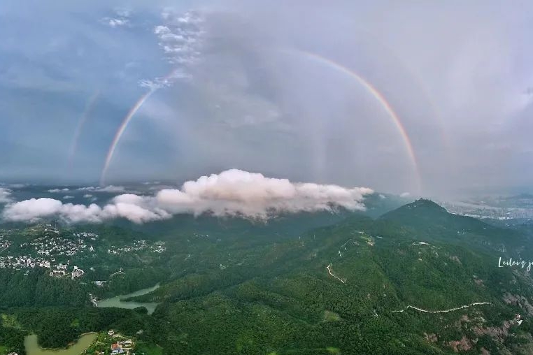 福州天空惊现超大彩虹