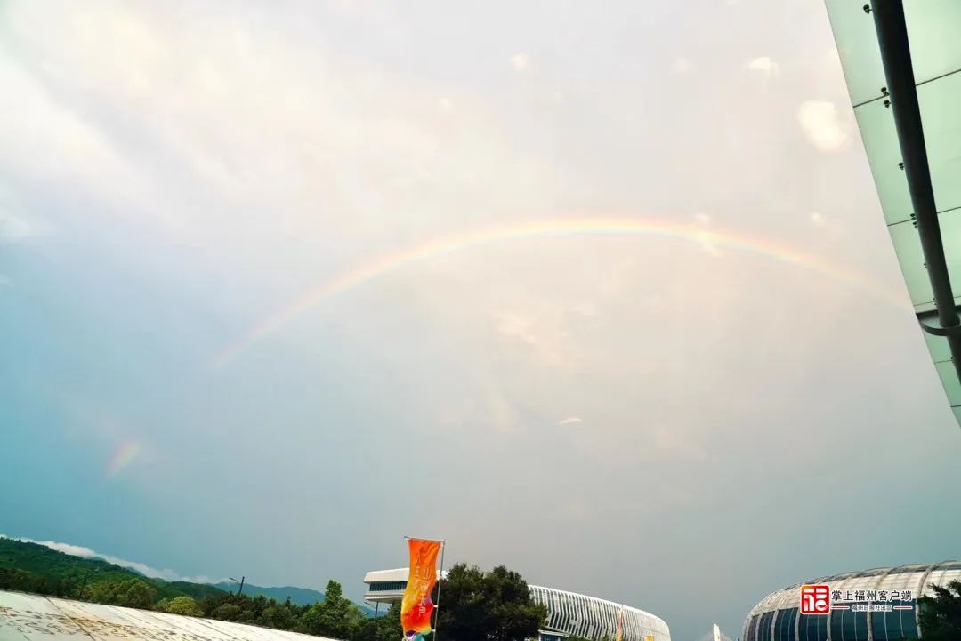 福州天空惊现超大彩虹