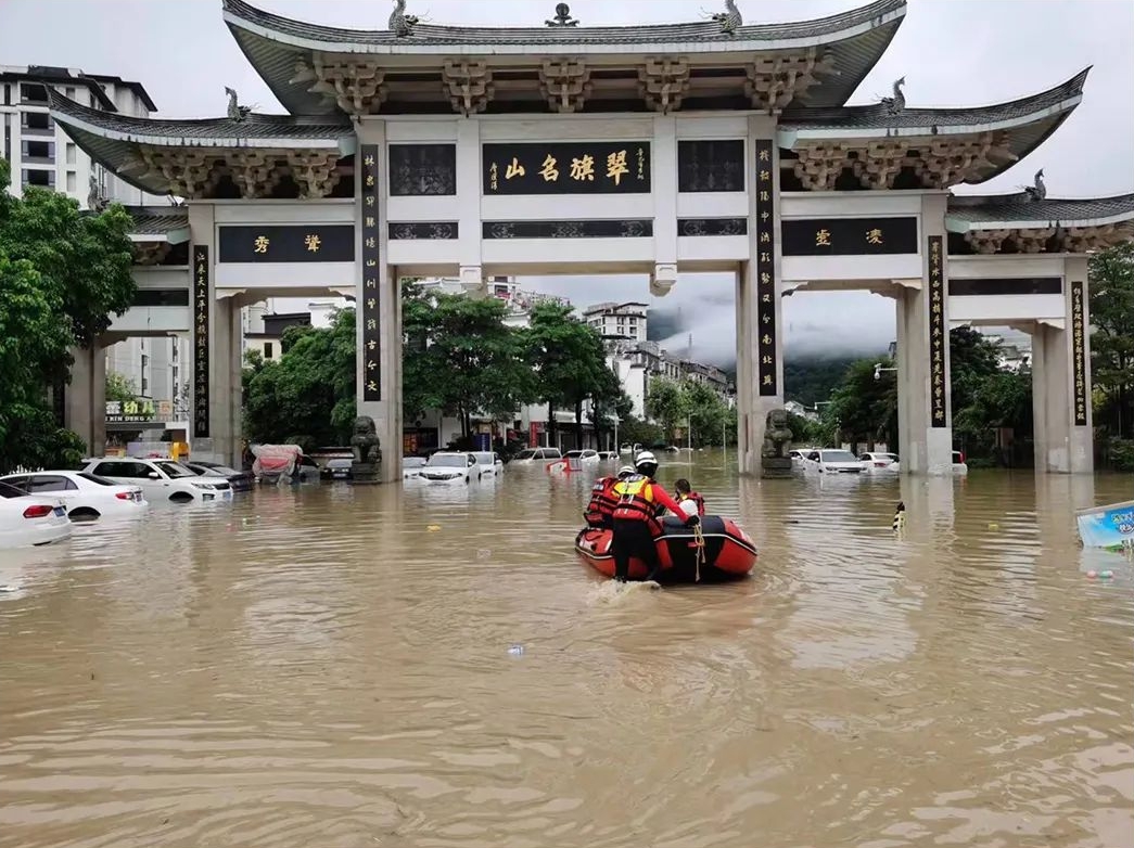 全力抢险救援！他们在风雨中逆行！