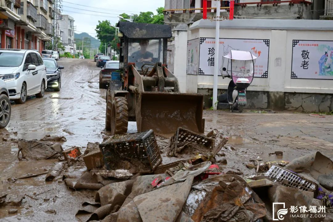 全力抢险救援！他们在风雨中逆行！