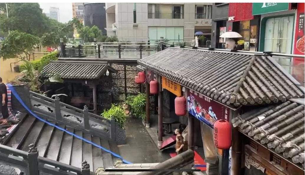 福州暴雨破“龙王”纪录！抗台风网红餐厅“筷子豪情”依旧坚挺