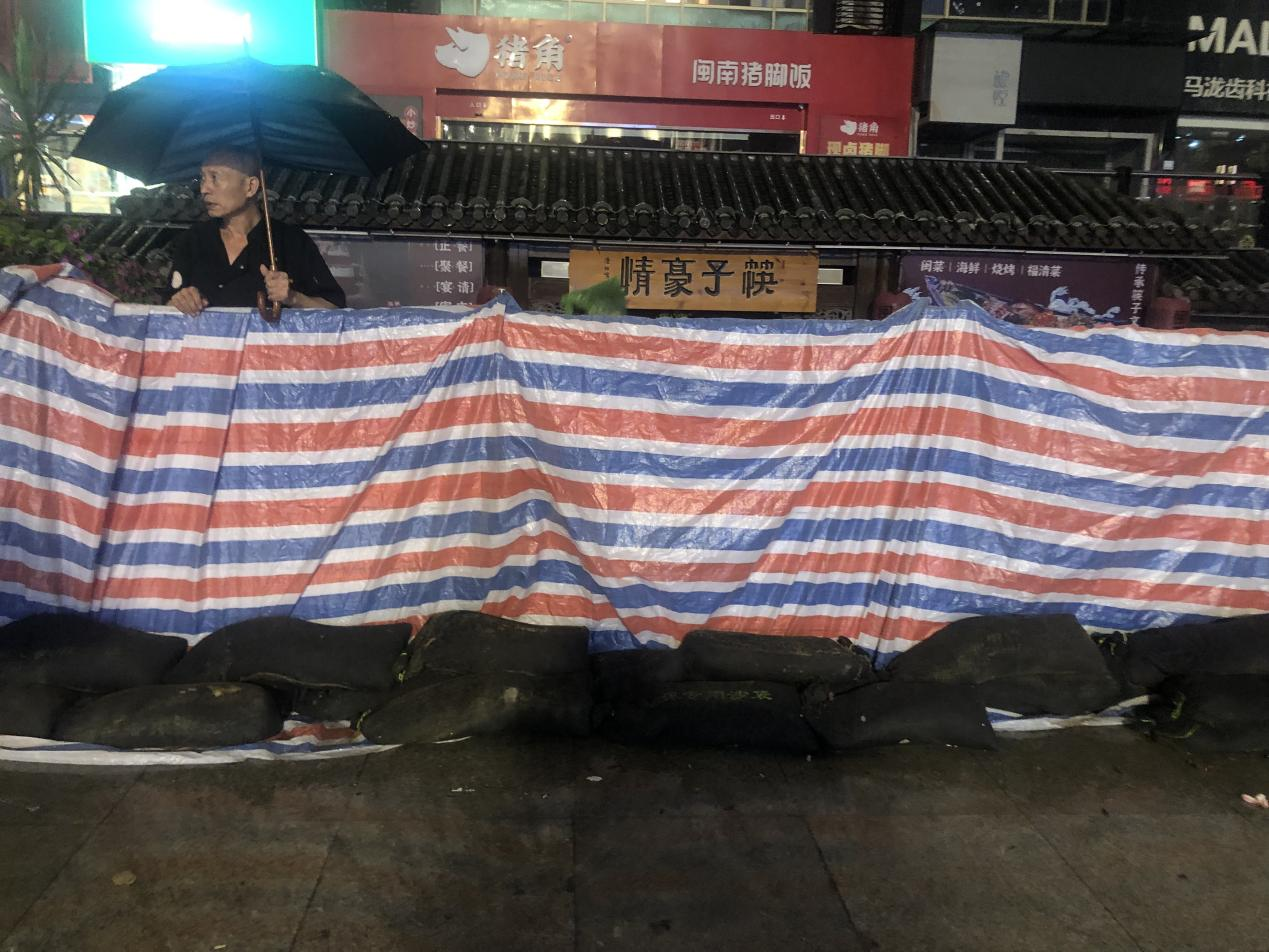 福州暴雨破“龙王”纪录！抗台风网红餐厅“筷子豪情”依旧坚挺