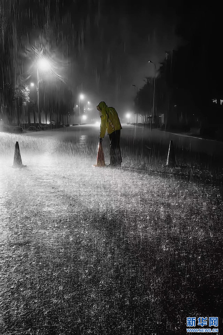 这个雨夜，他们一直在！