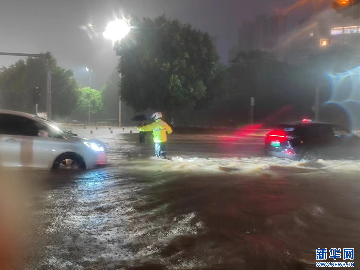 这个雨夜，他们一直在！