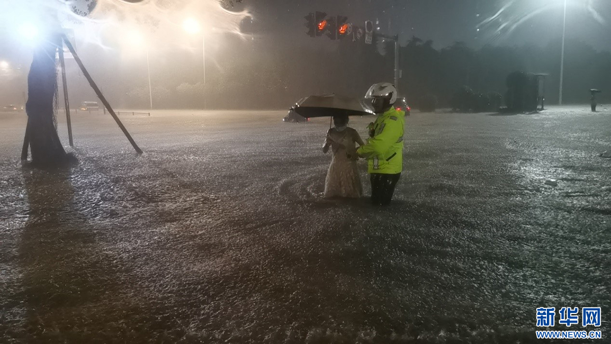 这个雨夜，他们一直在！