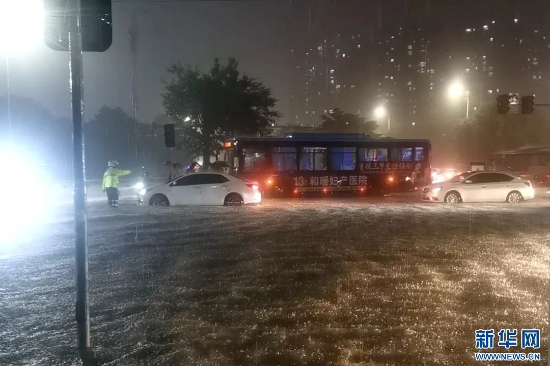 这个雨夜，他们一直在！