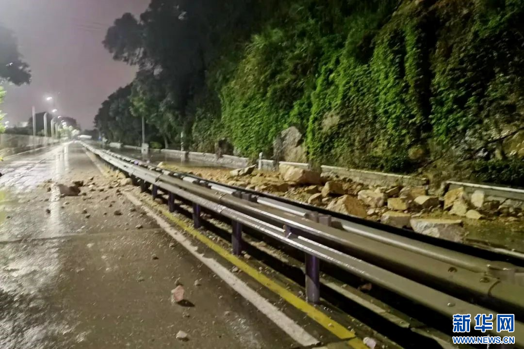 这个雨夜，他们一直在！