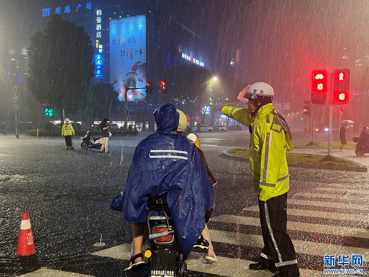 这个雨夜，他们一直在！