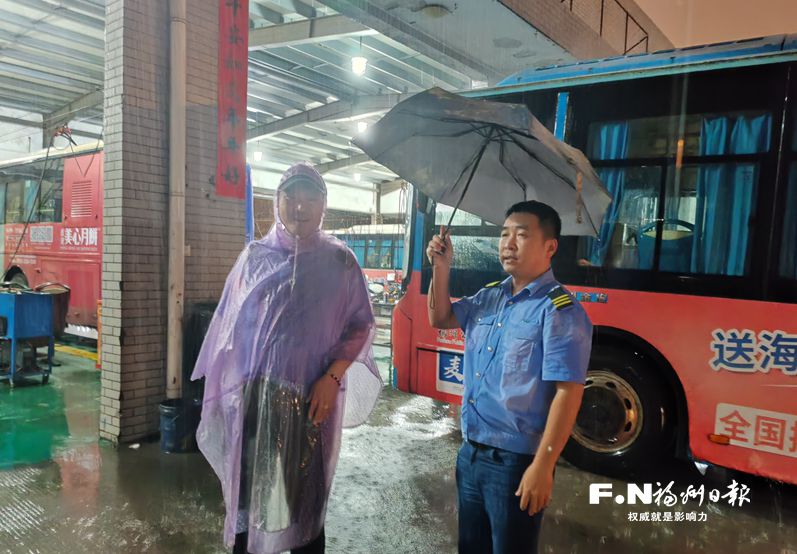 暴雨夜，公交车成临时的“家”