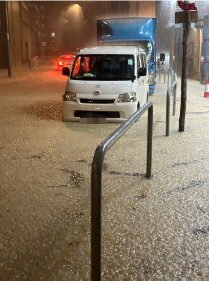 香港遭百年一遇暴雨 女子被狂流冲倒 多地区出现严重水浸