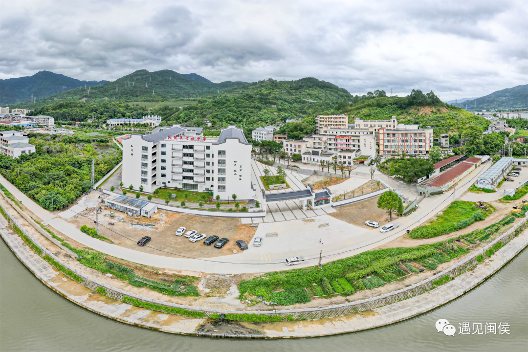 新一学年开学,闽侯县竹岐中学新校区正式投用,千名学生拥有了新教室