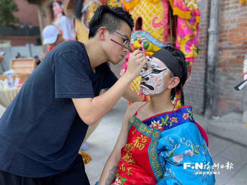 闽台青年五福文化传承研习营活动举行 两岸青年共画脸谱