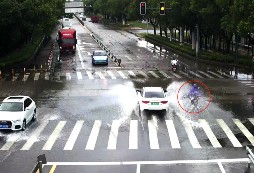 下雨天开车溅路人一身水，违法！