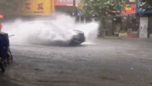 下雨天开车溅路人一身水，违法！