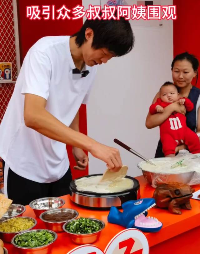 张国伟在亚运会场馆外摊煎饼 ：让全世界都要尝尝我的摊煎饼！