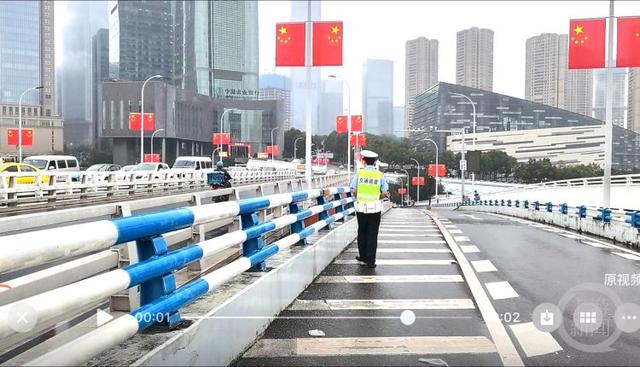 重庆大雨警察保安游客共撑一把伞