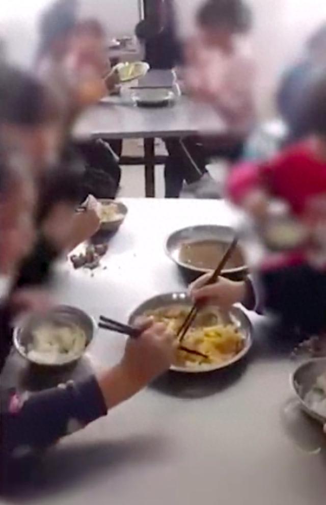 黑龙江一小学食堂6名学生吃2盘菜