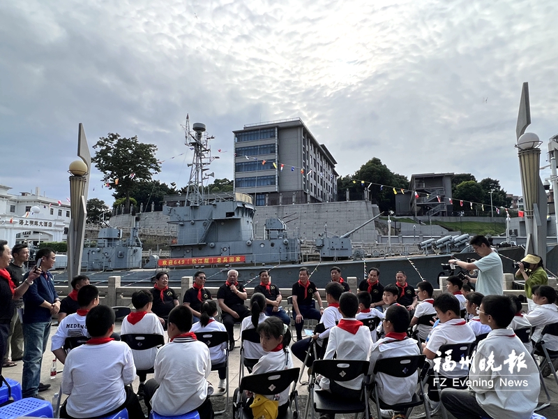 90多名海军退役老兵来马尾看望“老伙伴”猎潜艇