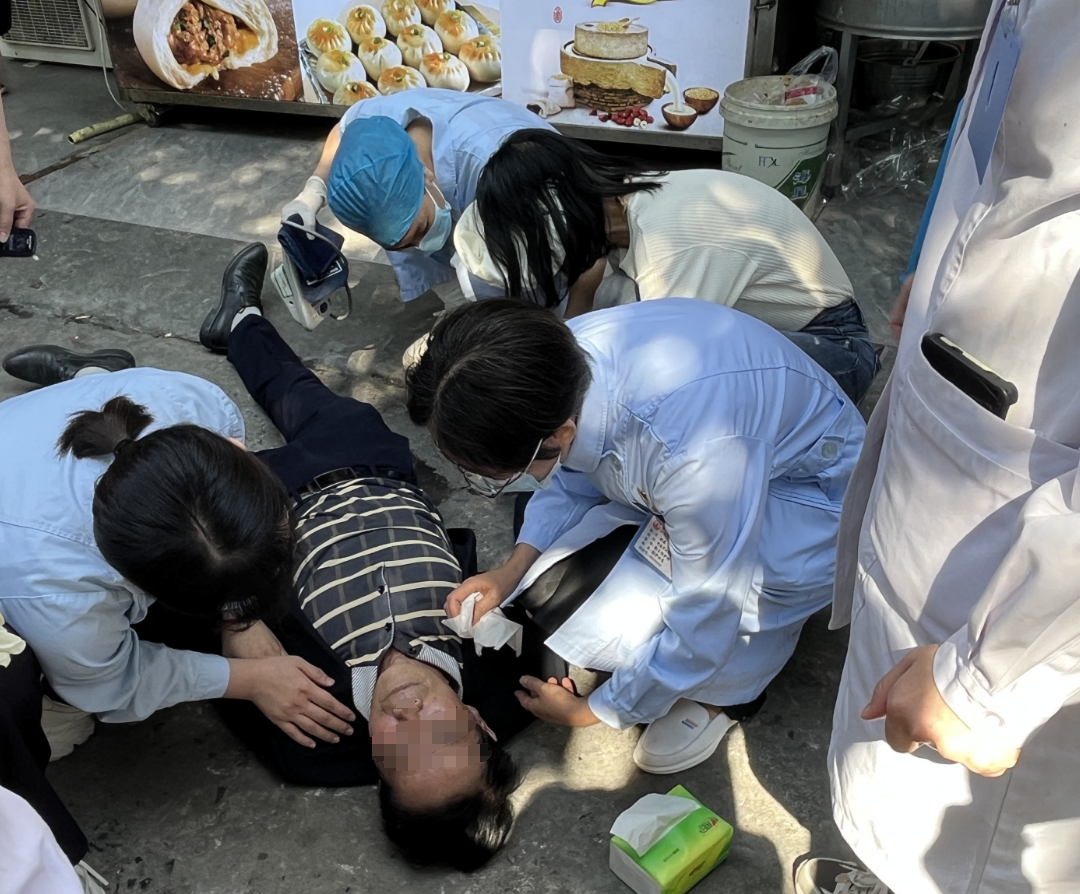 万幸！福州男子街头突然倒下，16位医护瞬间赶到抢回一命