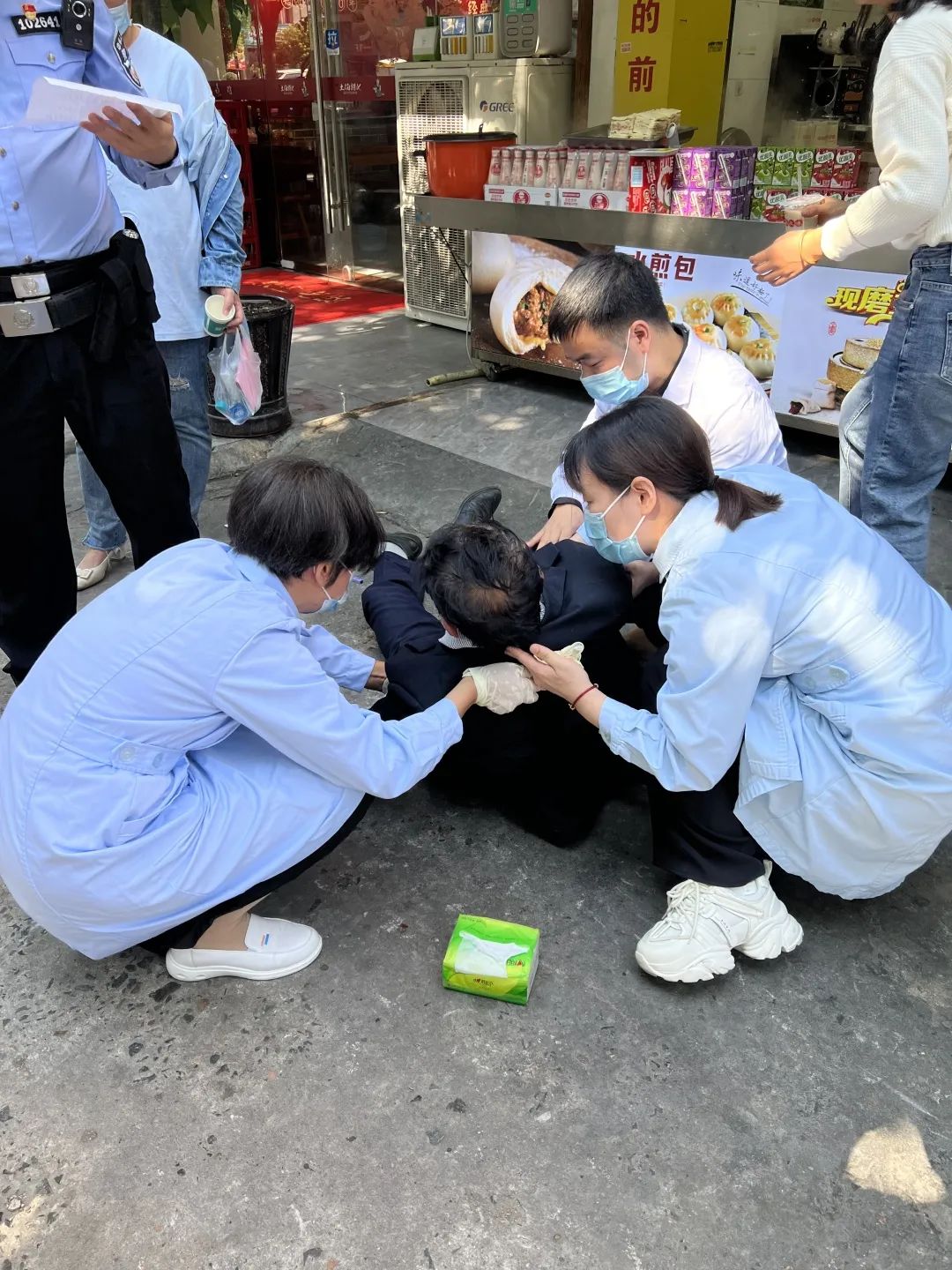 万幸！福州男子街头突然倒下，16位医护瞬间赶到抢回一命