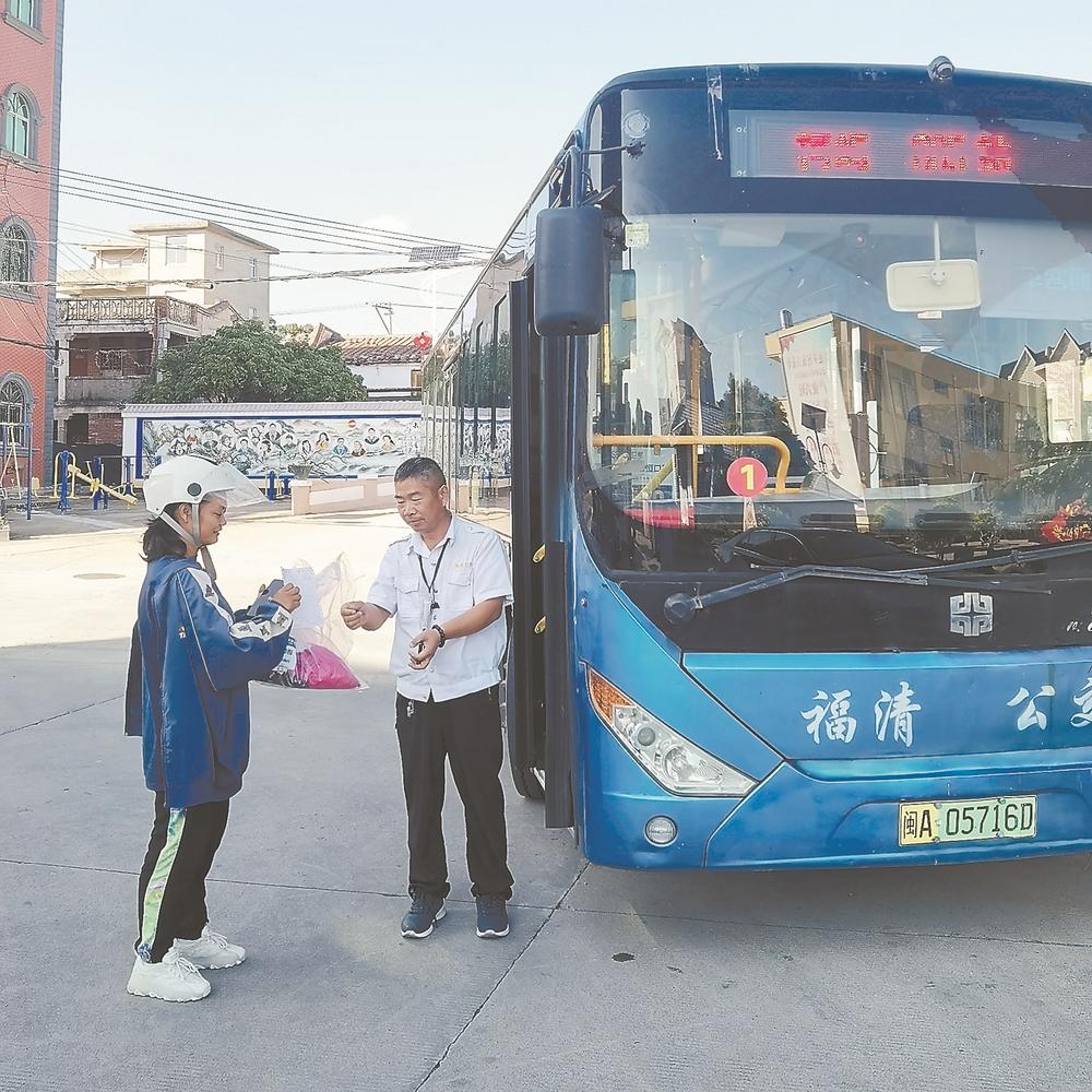 福州：“客货邮”合一 公交车送快件进村