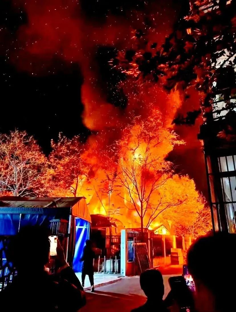 中国传媒大学着火，学生扛着相机现场做作业