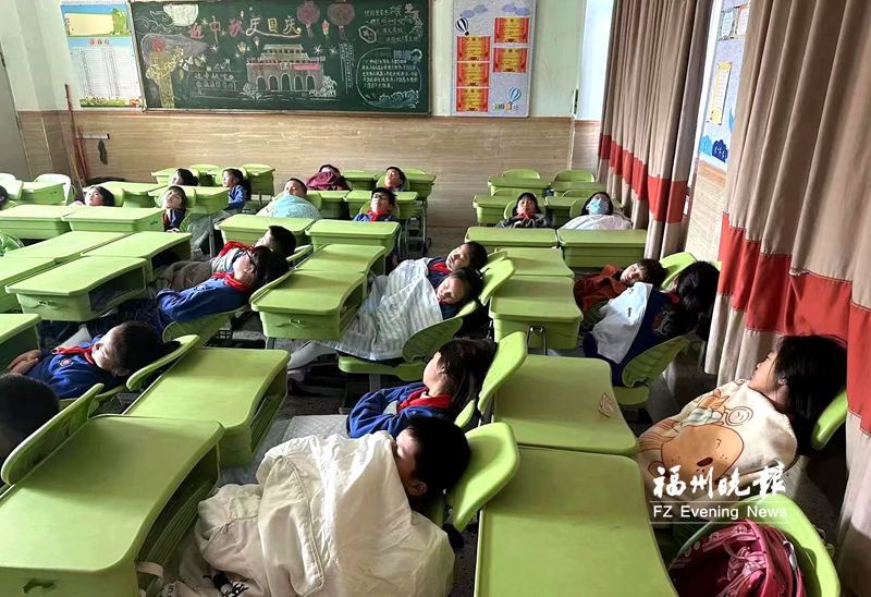 “趴睡”变“躺睡”！福州部分学校试点午休桌椅