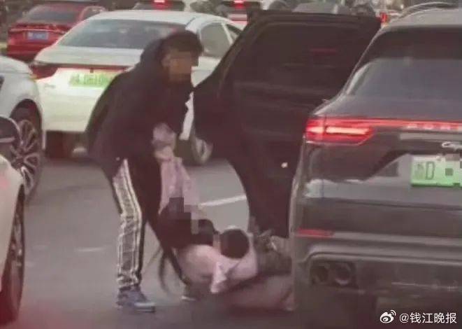 杭州街头一男子强行将老婆孩子拖出保时捷，称很后悔已道歉