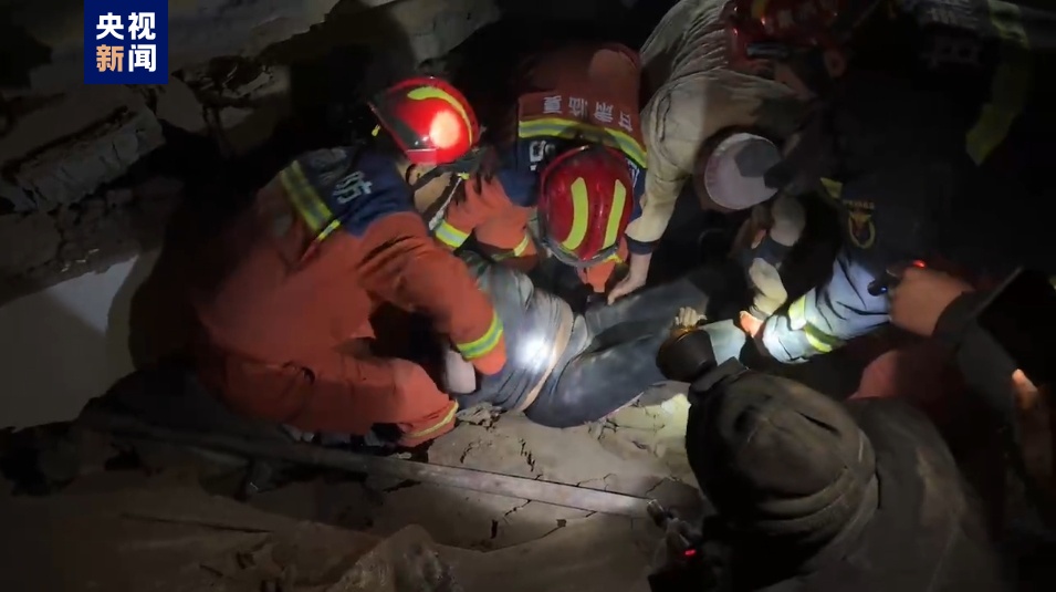 滚动更新丨积石山6.2级地震：消防救援队伍已营救被困人员81人、疏散6667人