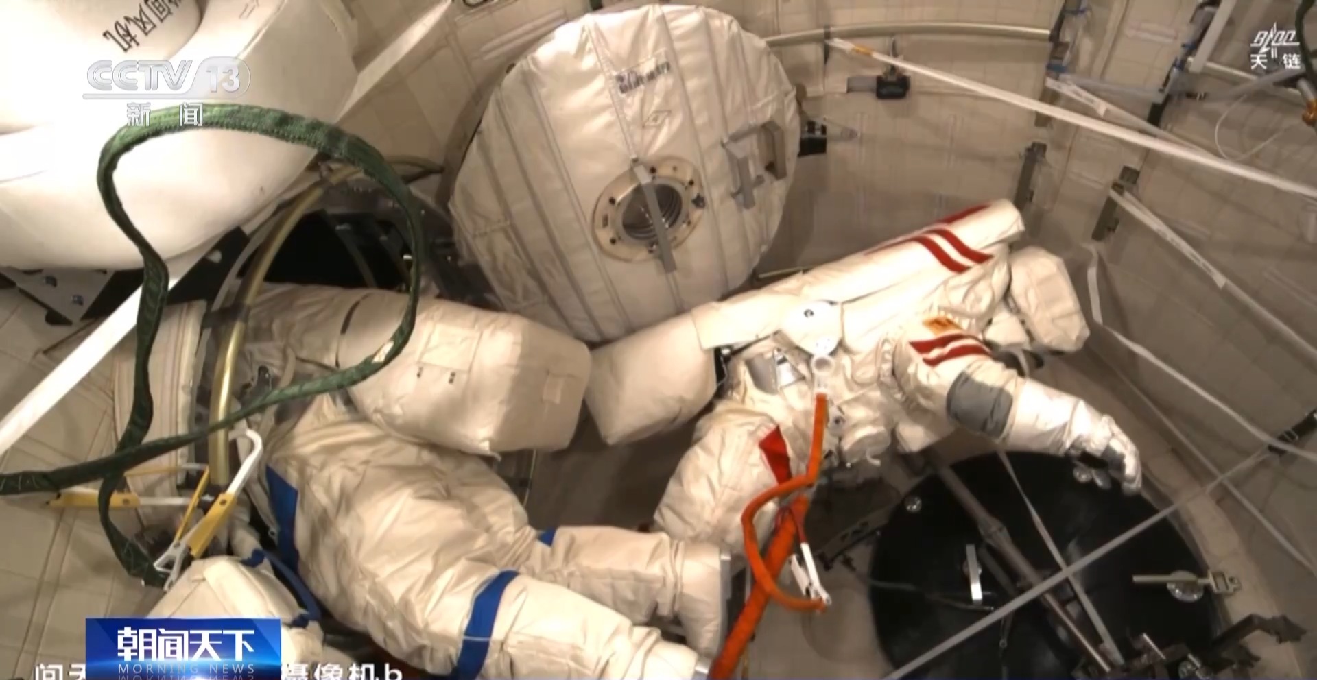 首次空间站舱外试验性维修作业！第一视角看神十七航天员乘组出舱