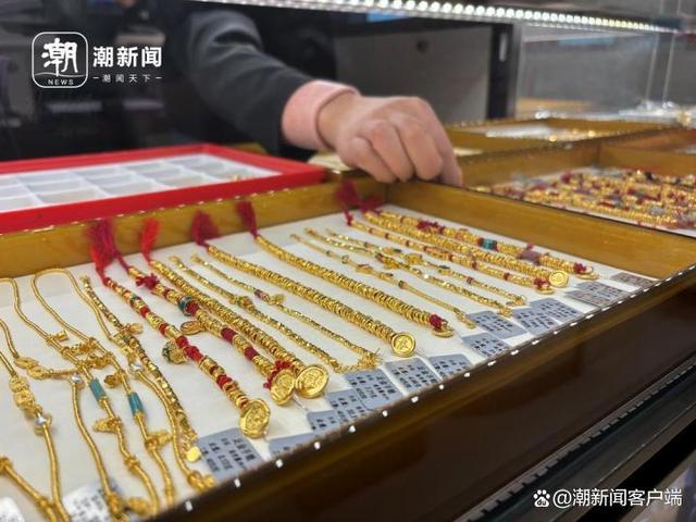 “卖了两套房，全部囤黄金了！”80后金店老板与金价大涨的一年