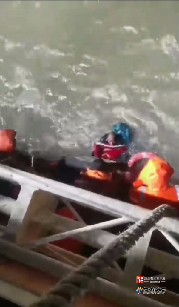 福清远洋渔船救上两名落水渔民