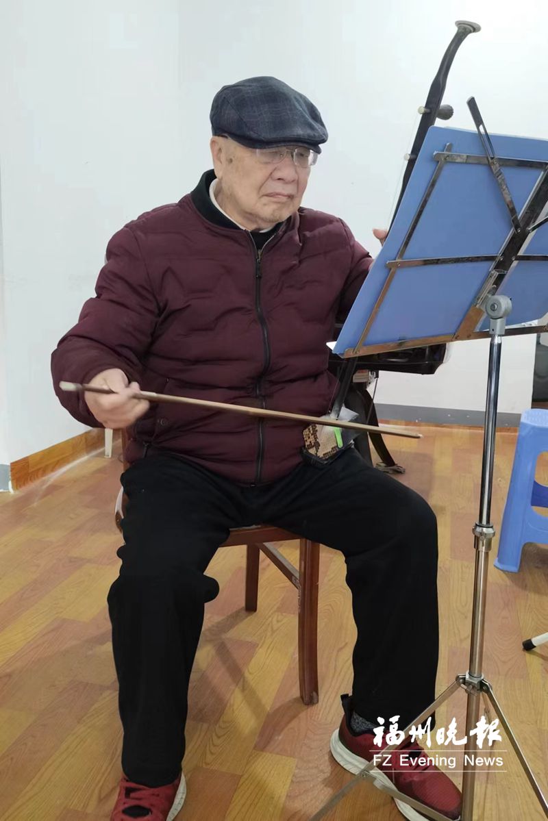 带着闽剧票友玩出风采 90岁福州依伯有了音乐工作室