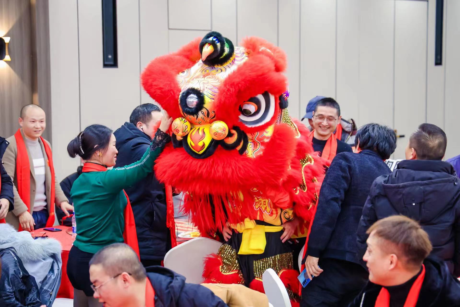 司机家宴、游园会、火车票礼包……滴滴陪司机师傅一起过大年