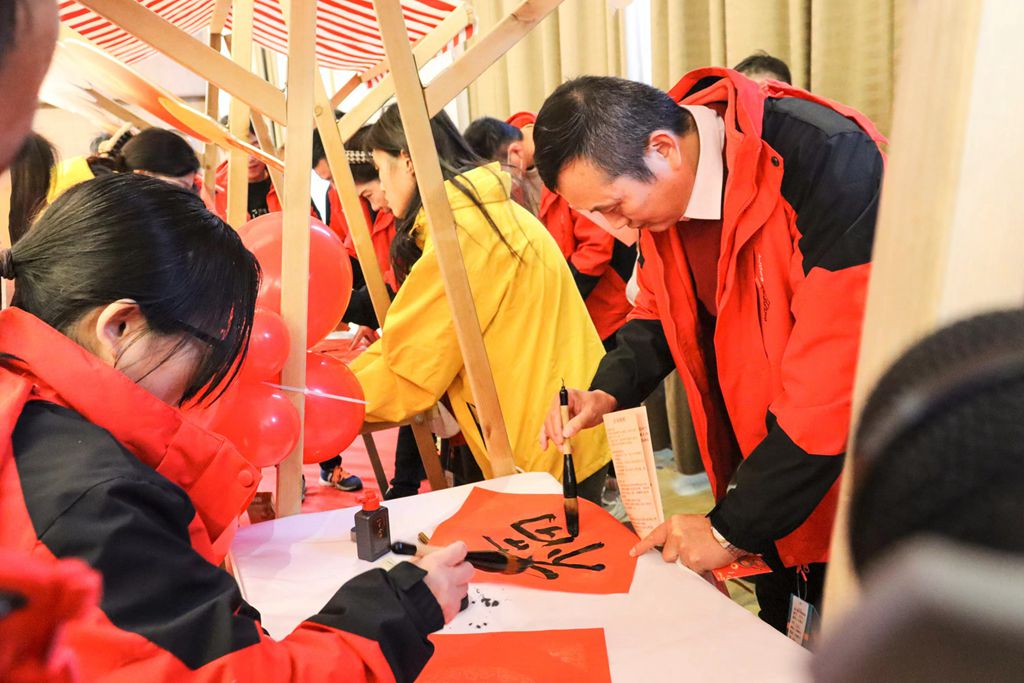 司机家宴、游园会、火车票礼包……滴滴陪司机师傅一起过大年