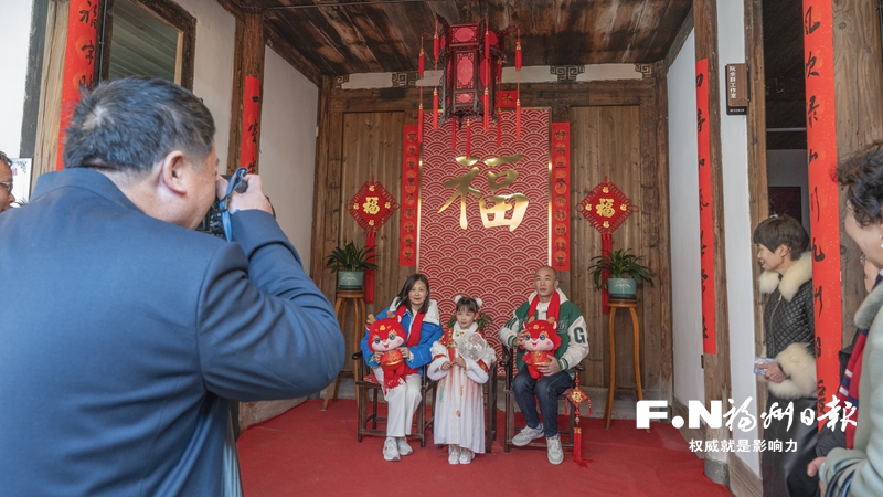 罗源县摄影家协会免费为市民拍全家福 定格幸福时刻