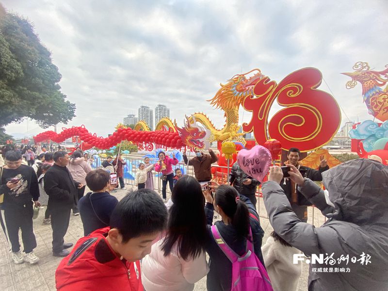 福州：气球巨龙巡游烟台山