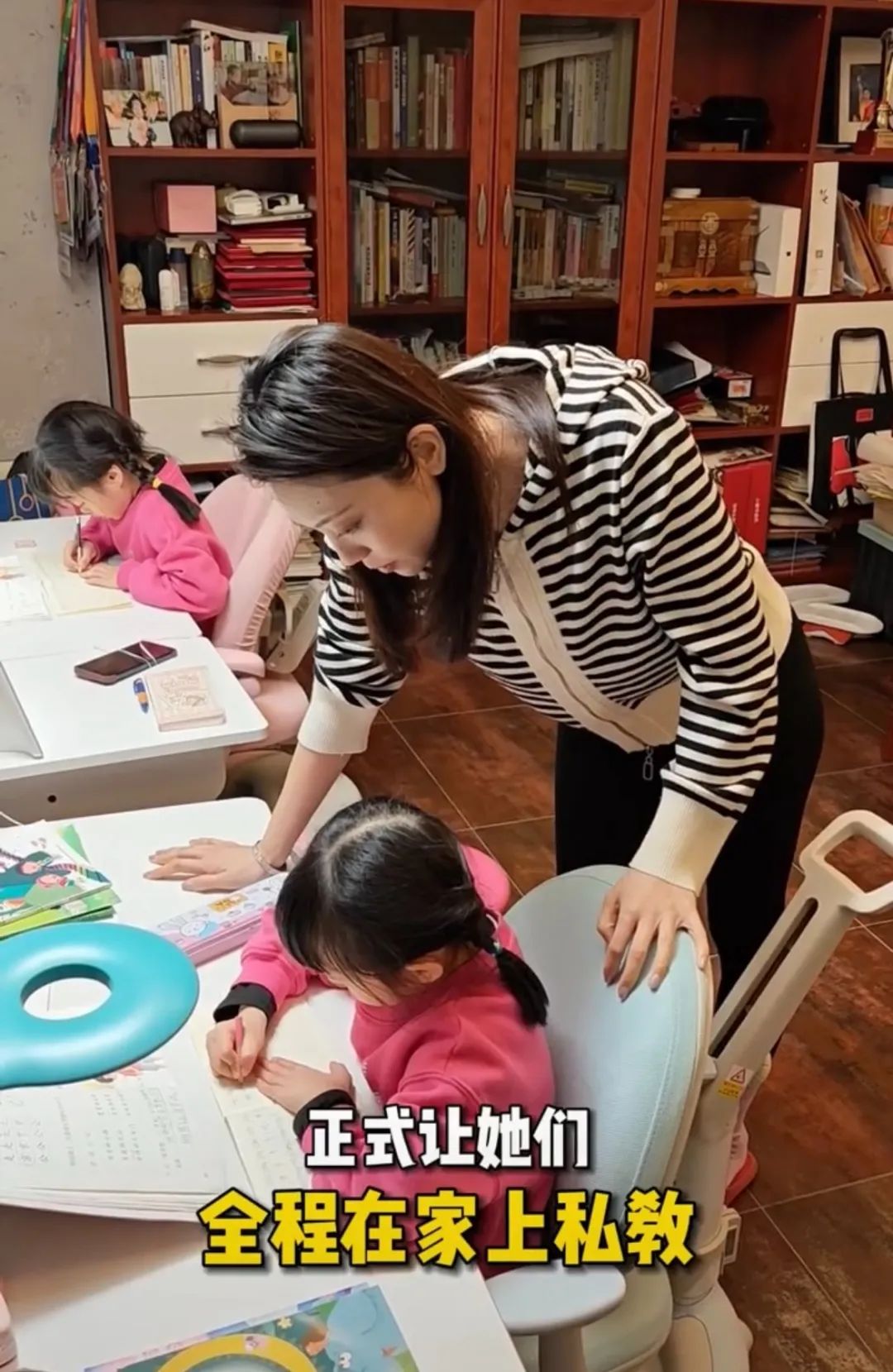 杨威双胞胎女儿在家上学