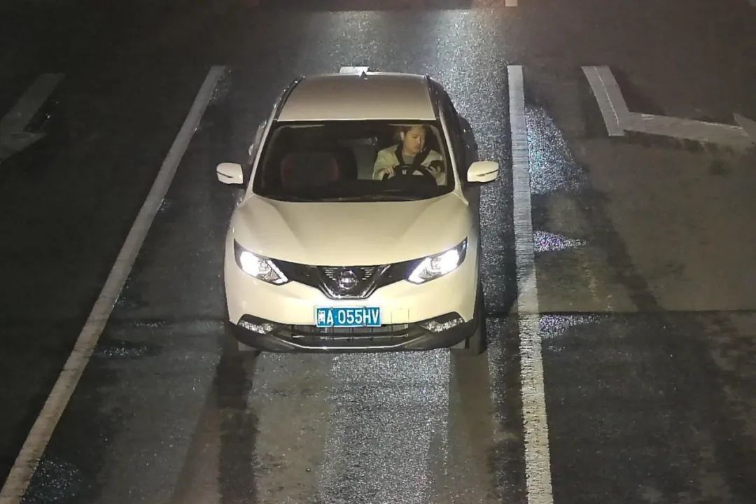 福州一小车司机边开车边玩手机被热心群众举报！交警：罚！