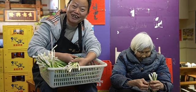 重庆一火锅店来了位87岁的服务员