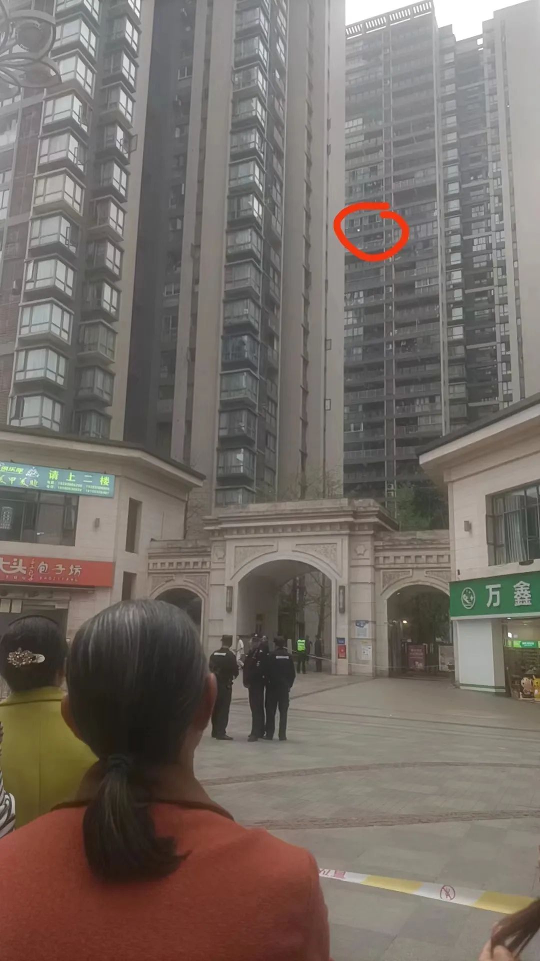 重庆警方回应小孩被扔下高楼