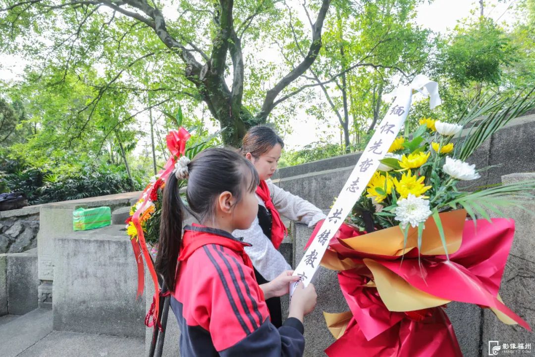 缅怀！追思！致敬！