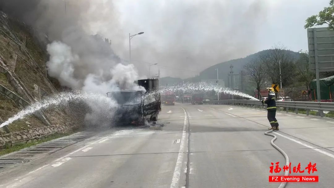 突发！福州一报废电动车回收点起火，现场浓烟滚滚