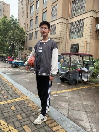 浙江一男孩小学就长到1米91，作息规律不挑食，爱打篮球