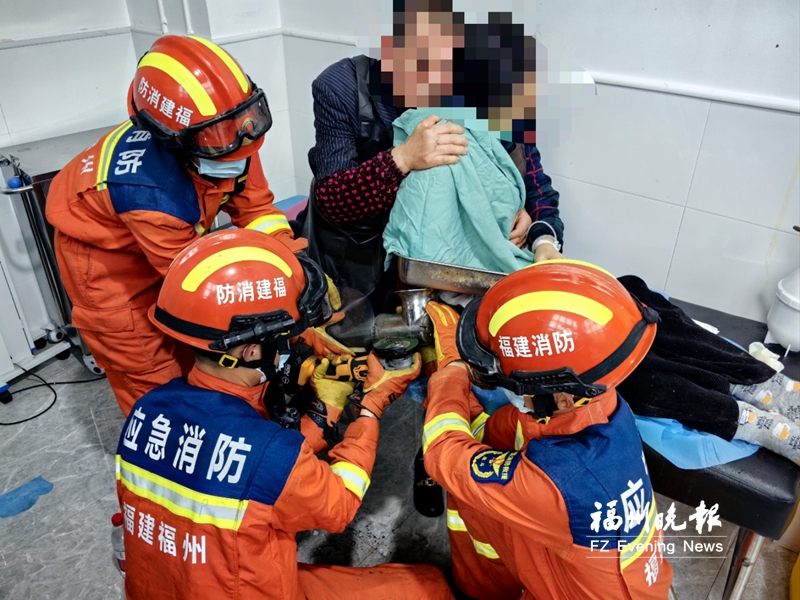 绞肉机卡住女子手掌 医护和消防人员紧急救援