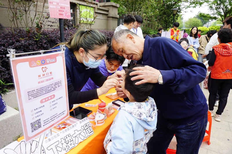 “下楼六遛”公益便民服务集市热闹开张啦！