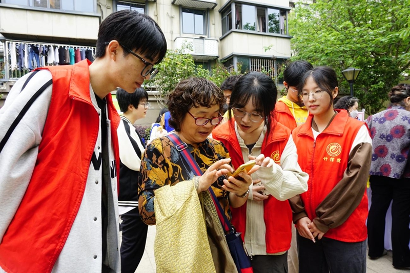 “下楼六遛”公益便民服务集市热闹开张啦！