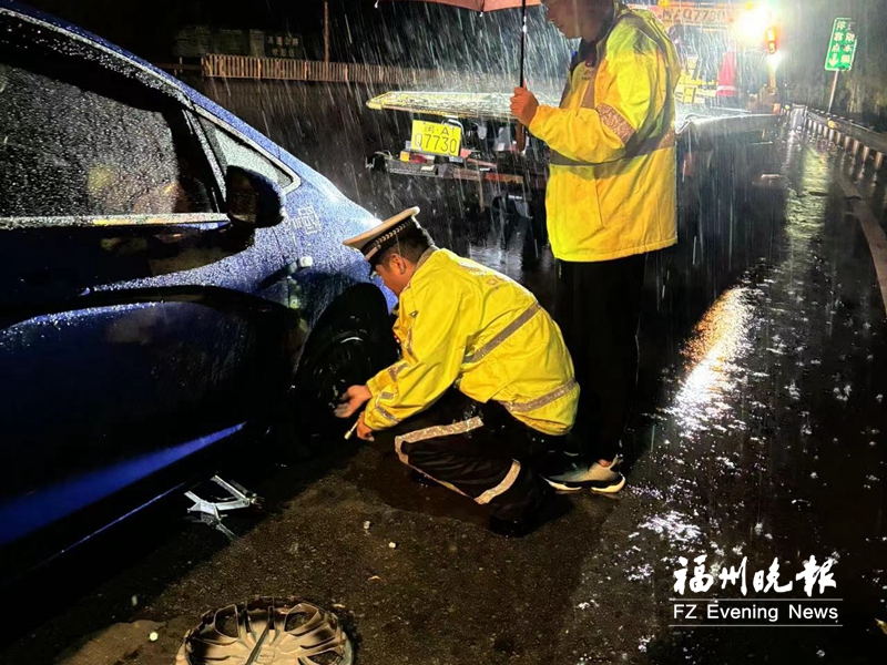 雨夜车辆爆胎女子受困隧道 多亏高速民警及时救助
